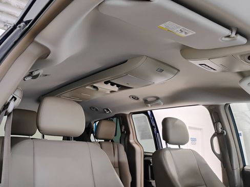 Used 2016 Chrysler Town & Country Touring image 78