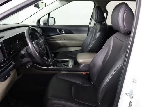 Used 2025 Kia Carnival FWD image 14