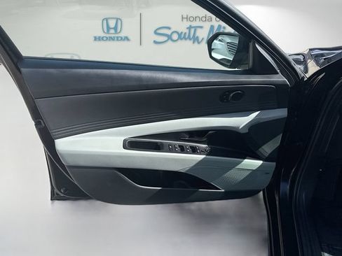 Used 2025 Hyundai Elantra Limited FWD image 20