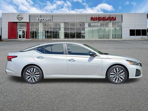 Used 2025 Nissan Altima 2.5 SV FWD image 3