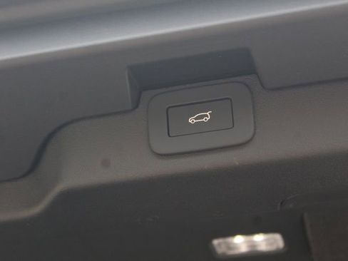 New 2025 Land Rover Discovery Metropolitan Edition image 13