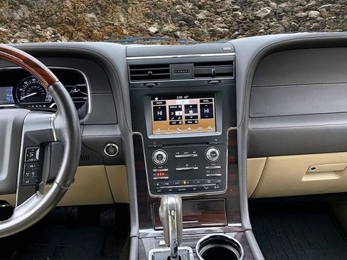 Used 2017 Lincoln Navigator Reserve image 6