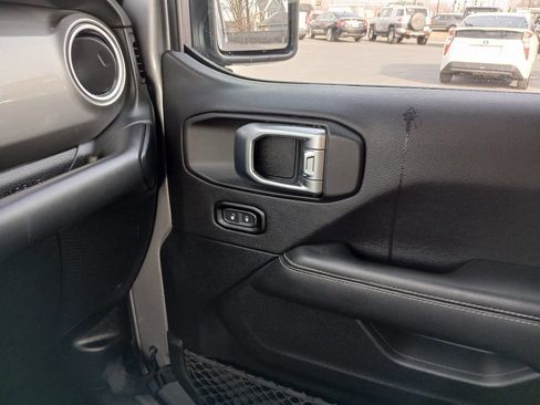 Used 2020 Jeep Wrangler Unlimited Sahara image 34