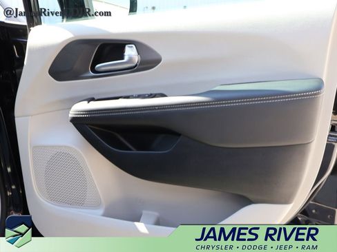 Used 2024 Chrysler Pacifica Touring-L image 8