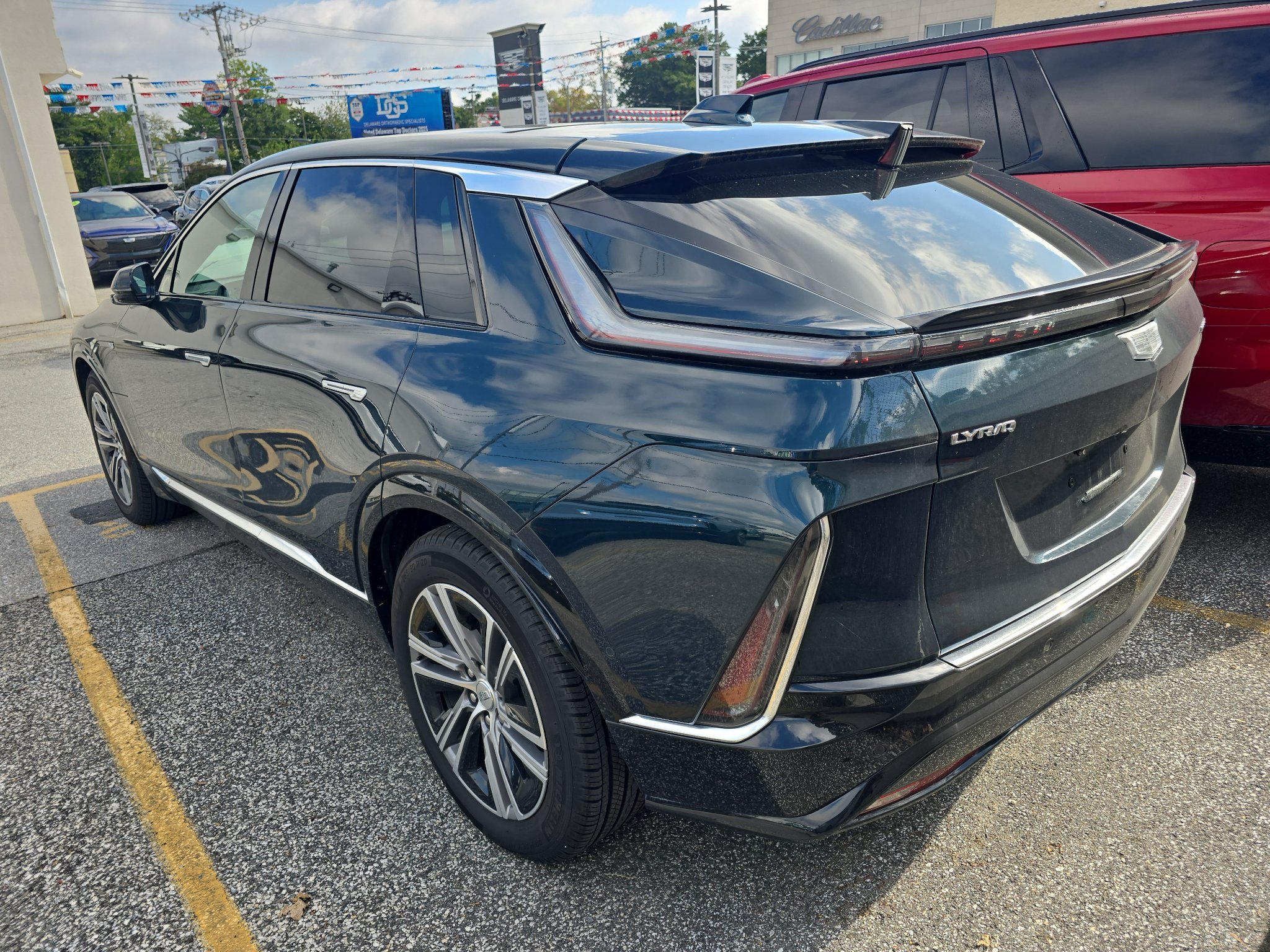 Used 2024 Cadillac Lyriq Luxury AWD/4WD image 4