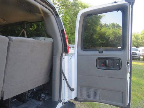 Used 2011 Chevrolet Express 3500 LS image 26