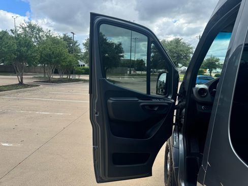 Used 2019 Mercedes-Benz Sprinter 2500 image 12