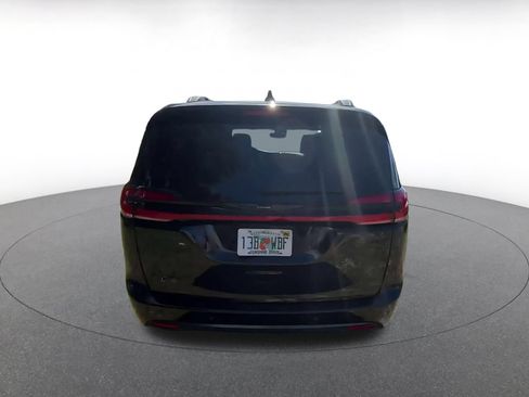 Used 2025 Chrysler Pacifica Limited FWD image 12