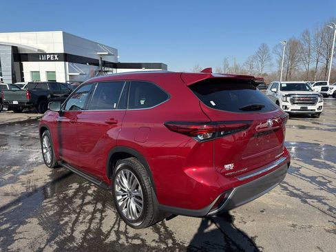 Used 2022 Toyota Highlander Platinum image 3