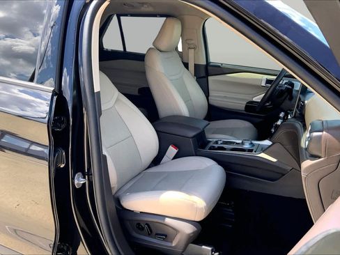 Used 2021 Ford Explorer Platinum w/ Premium Technology Package AWD/4WD image 9