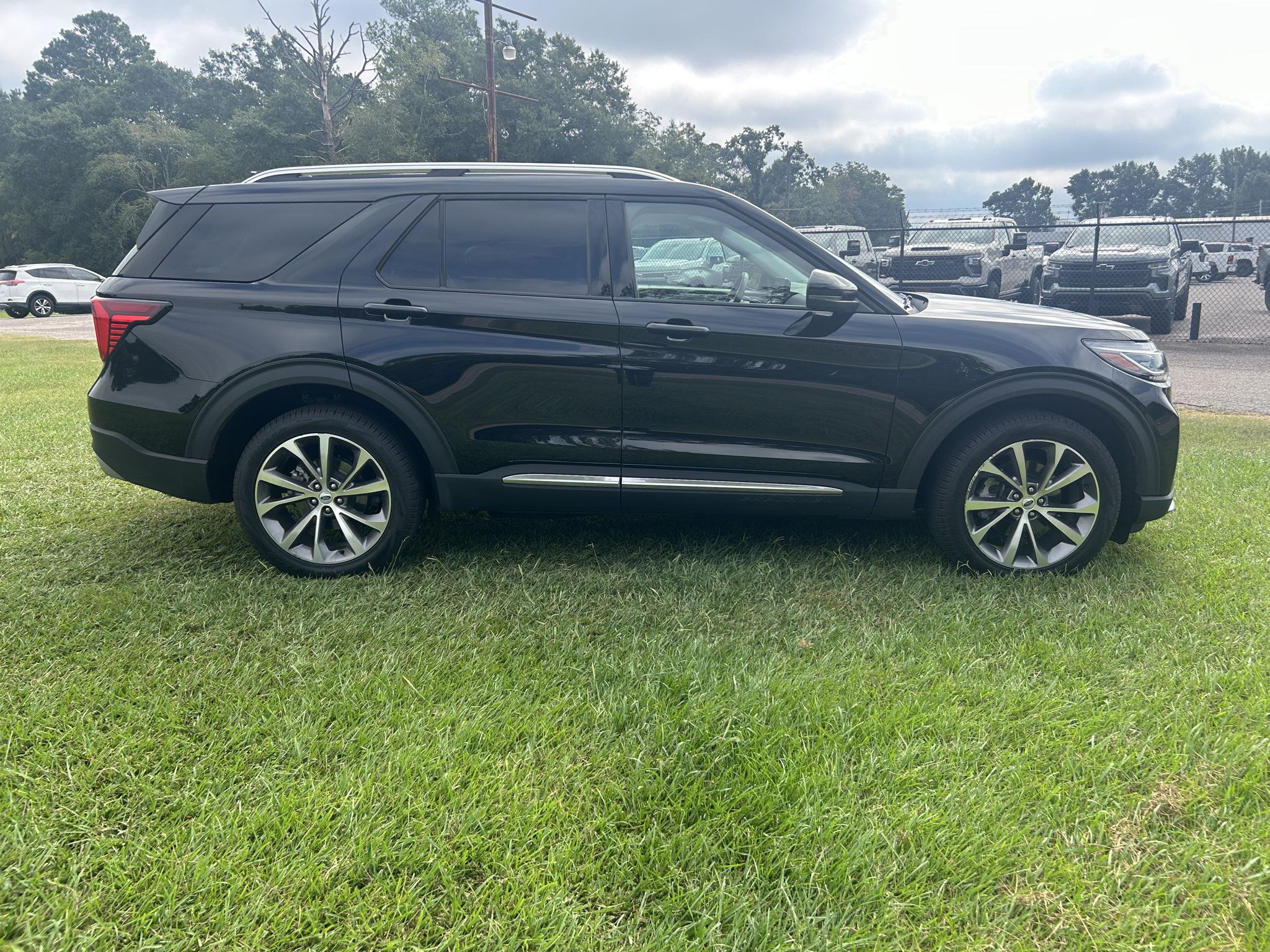 Used 2025 Ford Explorer Platinum w/ Ultimate Package AWD/4WD image 11