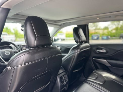 Used 2019 Jeep Cherokee Latitude Plus w/ Comfort/Convenience Group AWD/4WD image 39