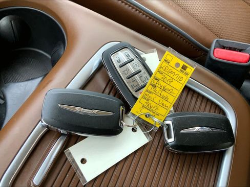 Used 2019 Chrysler Pacifica Limited w/ Advanced Safetytec Group FWD image 14