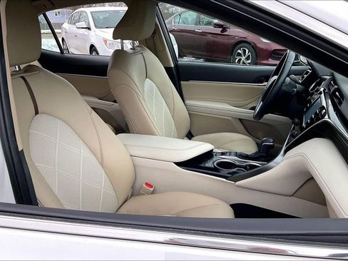 Used 2018 Toyota Camry XLE image 7