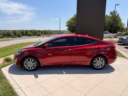 Used 2015 Hyundai Elantra SE w/ Option Group 02 FWD image 2