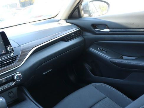 Used 2025 Nissan Altima 2.5 SV FWD image 16