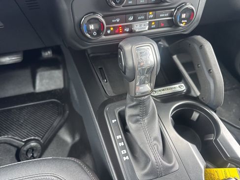 Used 2025 Ford Bronco Badlands image 15