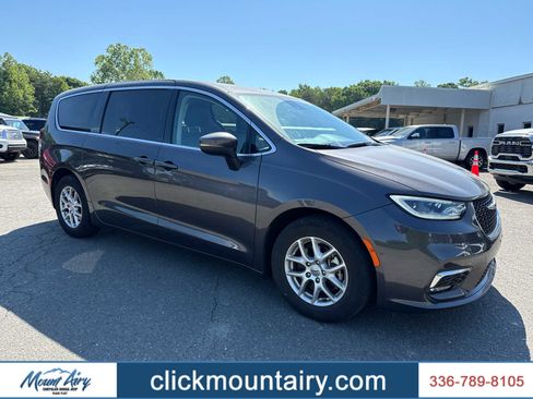 Certified 2023 Chrysler Pacifica Touring-L FWD image 1
