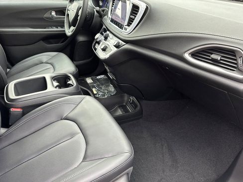 New 2026 Chrysler Pacifica Select image 21