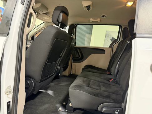 Used 2019 Dodge Grand Caravan SE FWD image 28