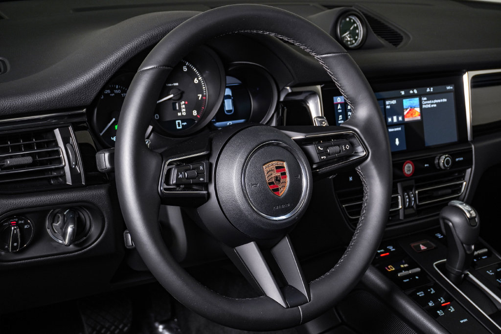 Certified 2026 Porsche Macan AWD/4WD image 18