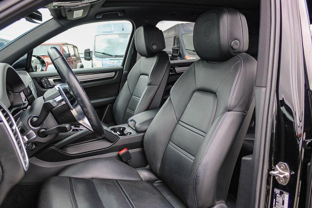 Used 2022 Porsche Cayenne Platinum Edition AWD/4WD image 18