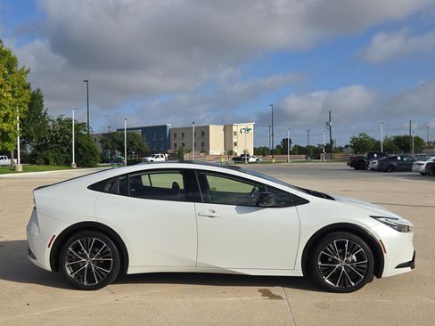 Used 2024 Toyota Prius XLE FWD image 2