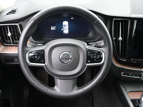 Used 2023 Volvo XC60 B5 Plus image 21