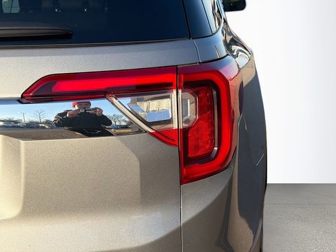 Used 2023 GMC Acadia SLT image 12
