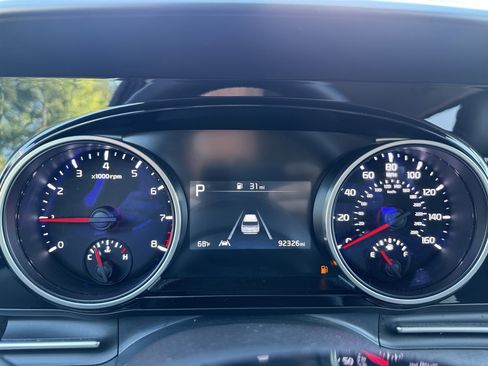 Used 2024 Kia Carnival EX image 15