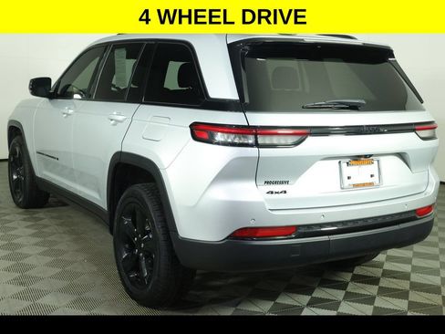Used 2024 Jeep Grand Cherokee Altitude AWD/4WD image 5