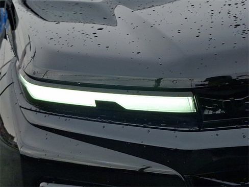 Used 2024 Chevrolet Traverse RS image 9