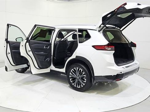 Certified 2026 Nissan Rogue Platinum w/ Tech Package AWD/4WD image 31