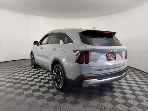 Used 2025 Kia Sorento S w/ Panoramic Sunroof Package image 5