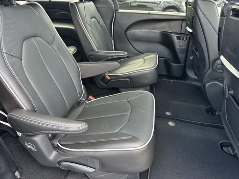 New 2026 Chrysler Pacifica Limited w/ Uconnect Theater Family Group FWD image 17