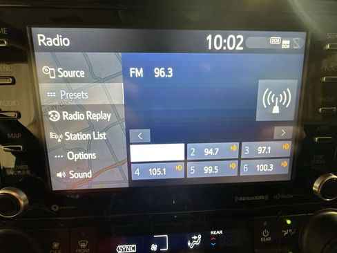 Used 2021 Toyota Highlander XLE AWD/4WD image 23
