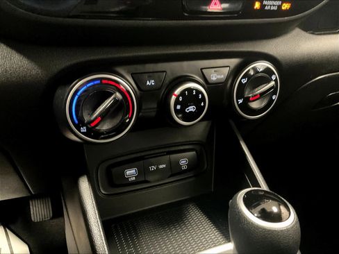 Used 2025 Hyundai Venue SE image 25