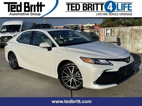 Used 2023 Toyota Camry XLE w/ Navigation Package FWD image 1