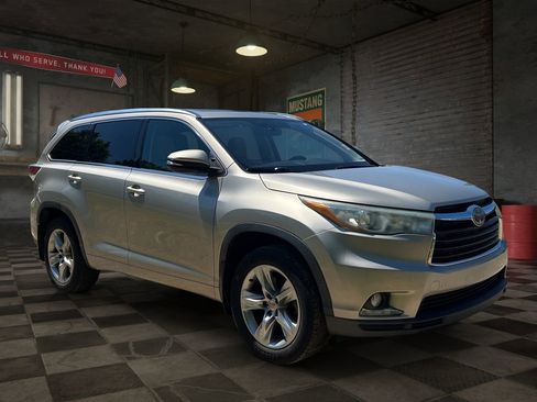 Used 2015 Toyota Highlander Limited Platinum AWD/4WD image 2