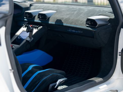 Used 2021 Lamborghini Huracan STO RWD image 38