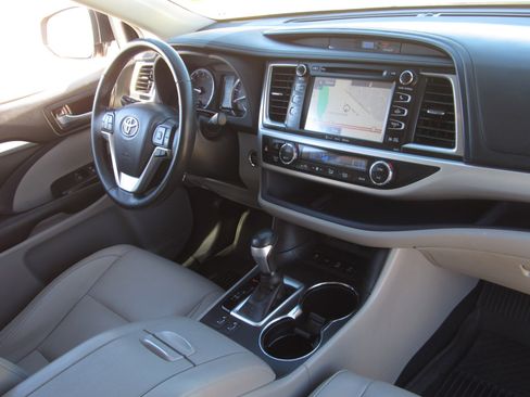 Used 2018 Toyota Highlander AWD V6 image 10