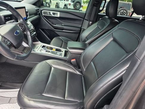 Used 2020 Ford Explorer XLT w/ Equipment Group 202A AWD/4WD image 17