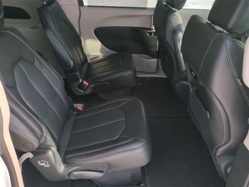 Used 2023 Chrysler Pacifica Touring-L image 20