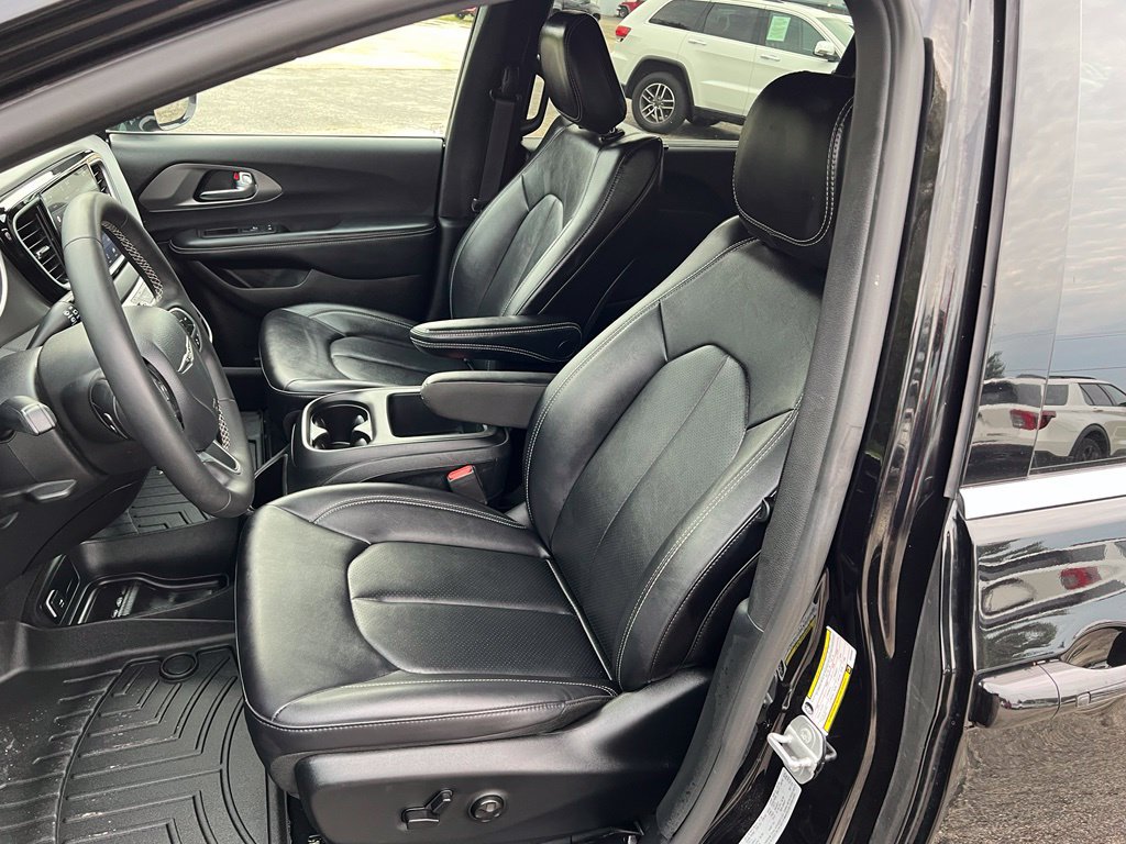 Used 2025 Chrysler Pacifica Select FWD image 30