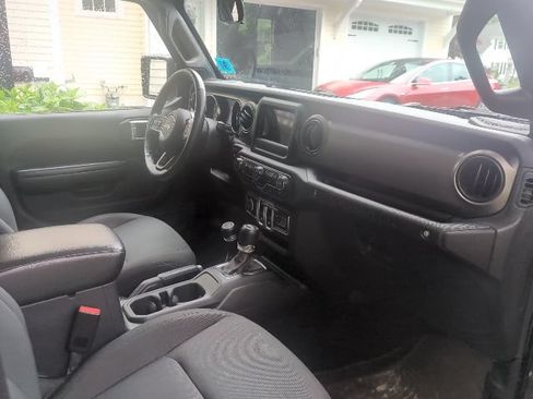 Used 2018 Jeep Wrangler Sport AWD/4WD image 4