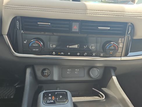 Used 2025 Nissan Rogue SL AWD/4WD image 11