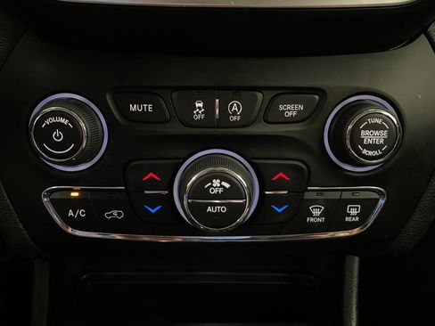 Used 2019 Jeep Cherokee Limited w/ Luxury Group AWD/4WD image 25