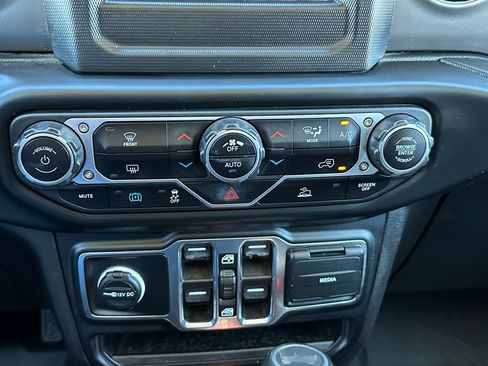 Used 2023 Jeep Wrangler Unlimited AWD/4WD image 27