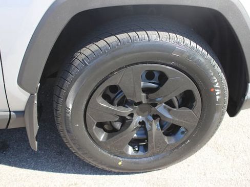 Used 2022 Toyota RAV4 LE AWD/4WD image 34