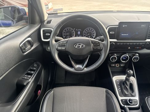 Used 2022 Hyundai Venue Limited w/ Cargo Package FWD image 11